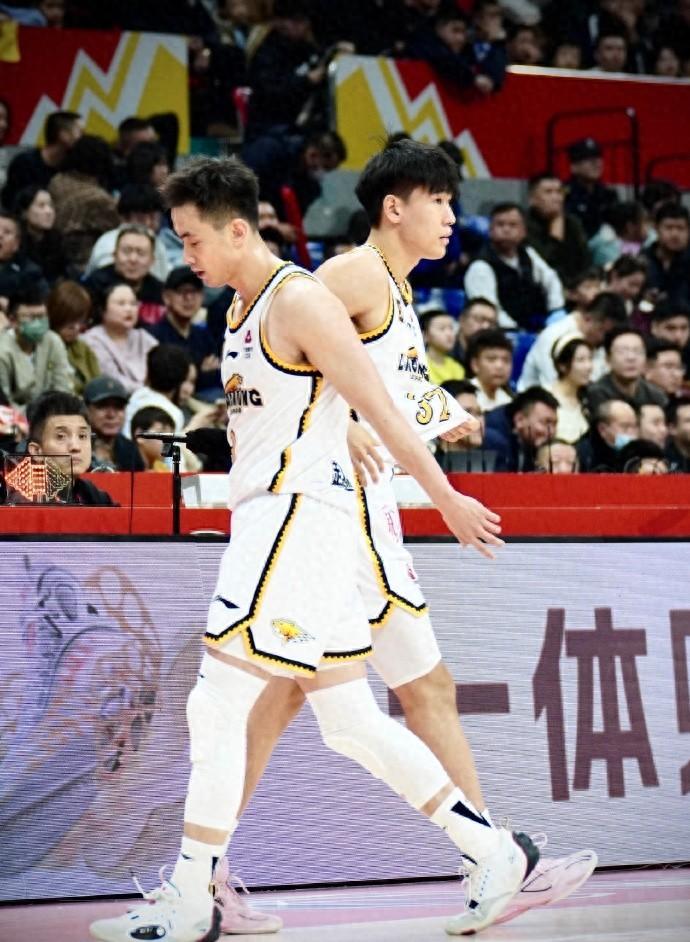 体育巨头踢馆CBA，上演超级对决的简单介绍