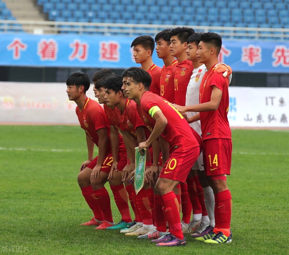 包含国际足联杯赛激烈半决赛战事，中国队实力不俗的词条