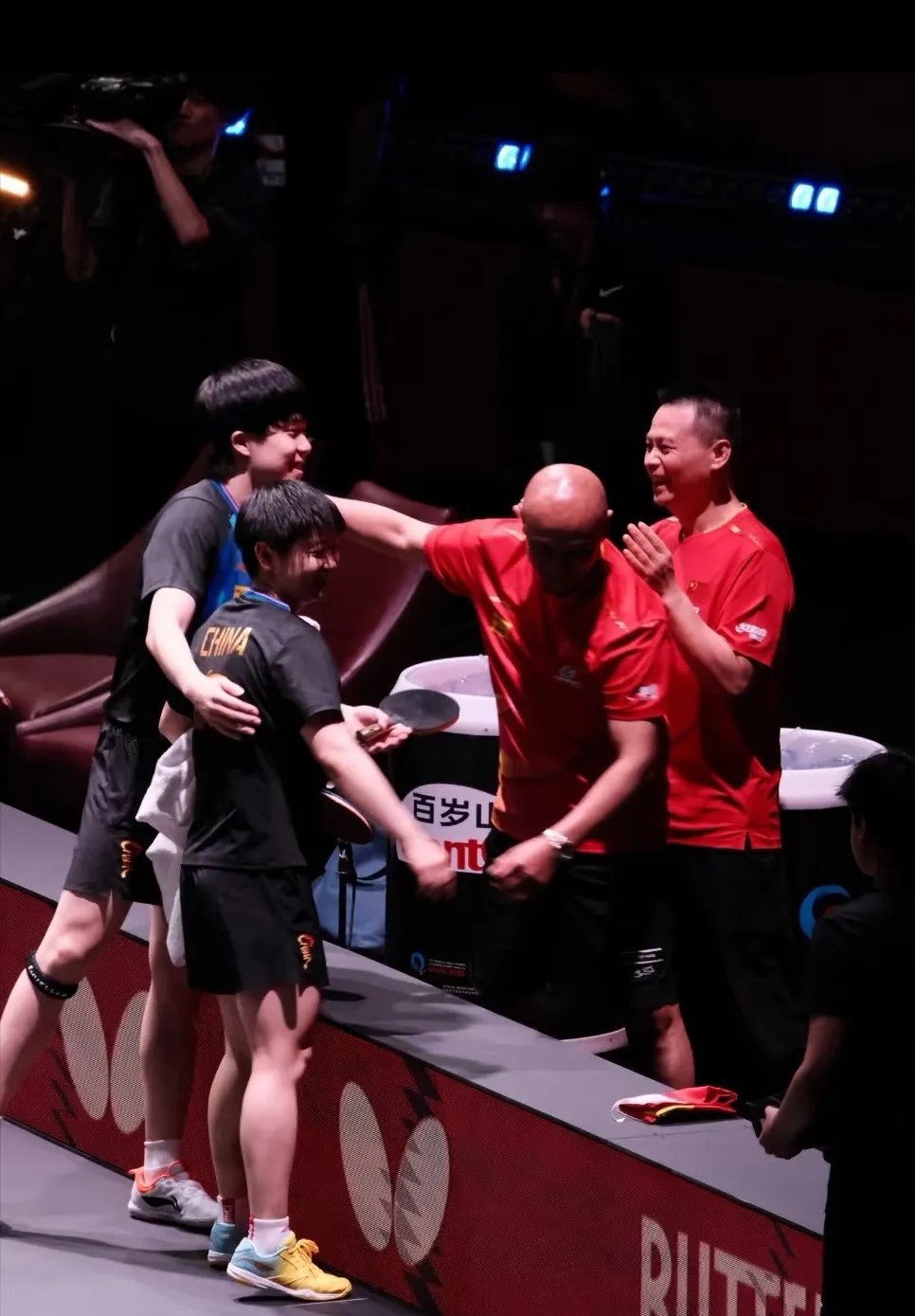 紧张对决!两支球队展开激烈争夺 紧张对决!两支球队展开激烈争夺