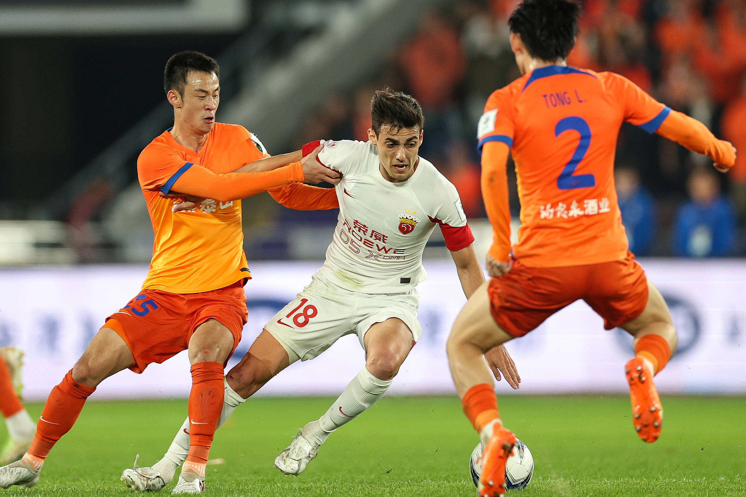 武汉队逆转战胜上海海港队，晋级领先