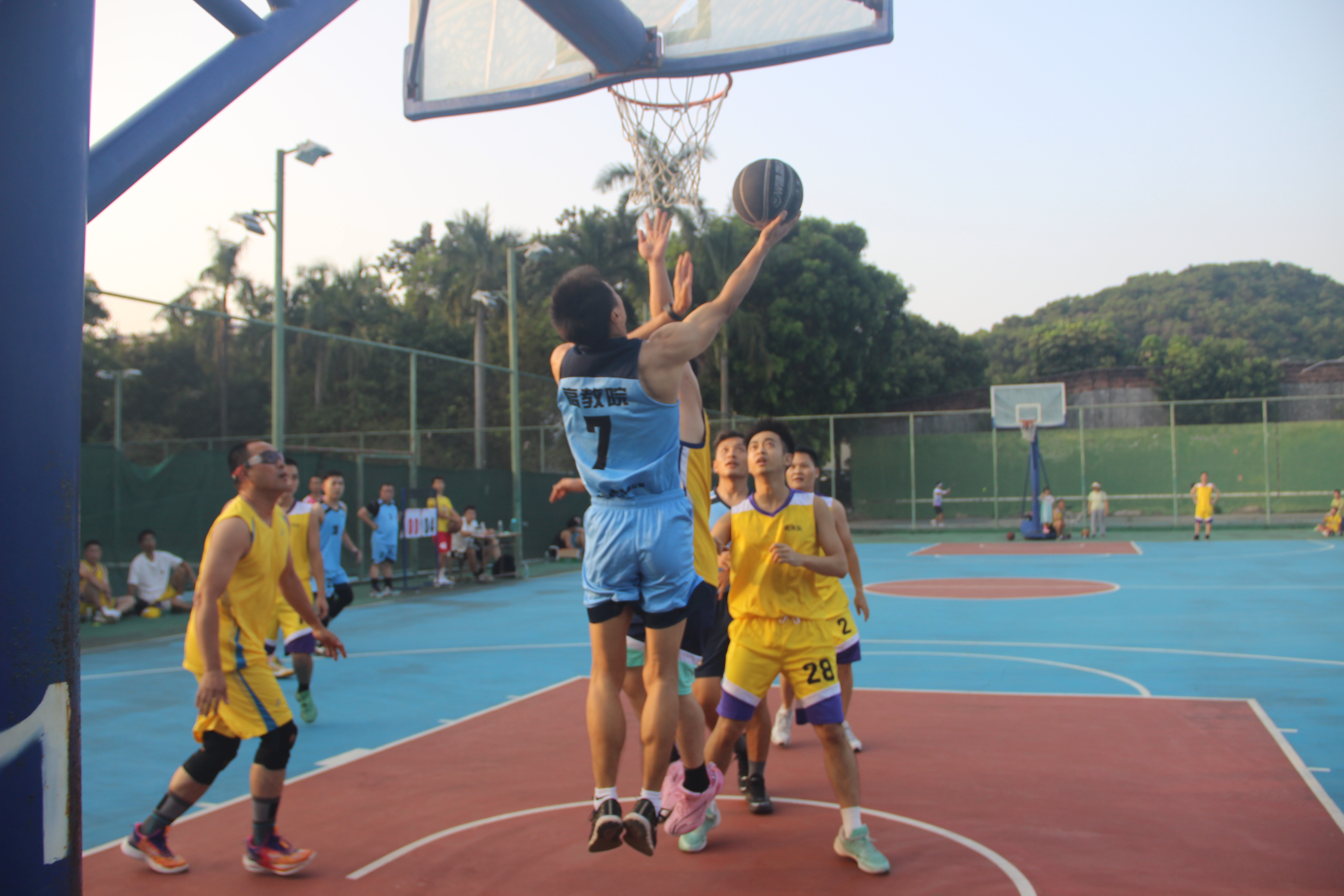 运动员们在赛场上展现出顶尖的球技