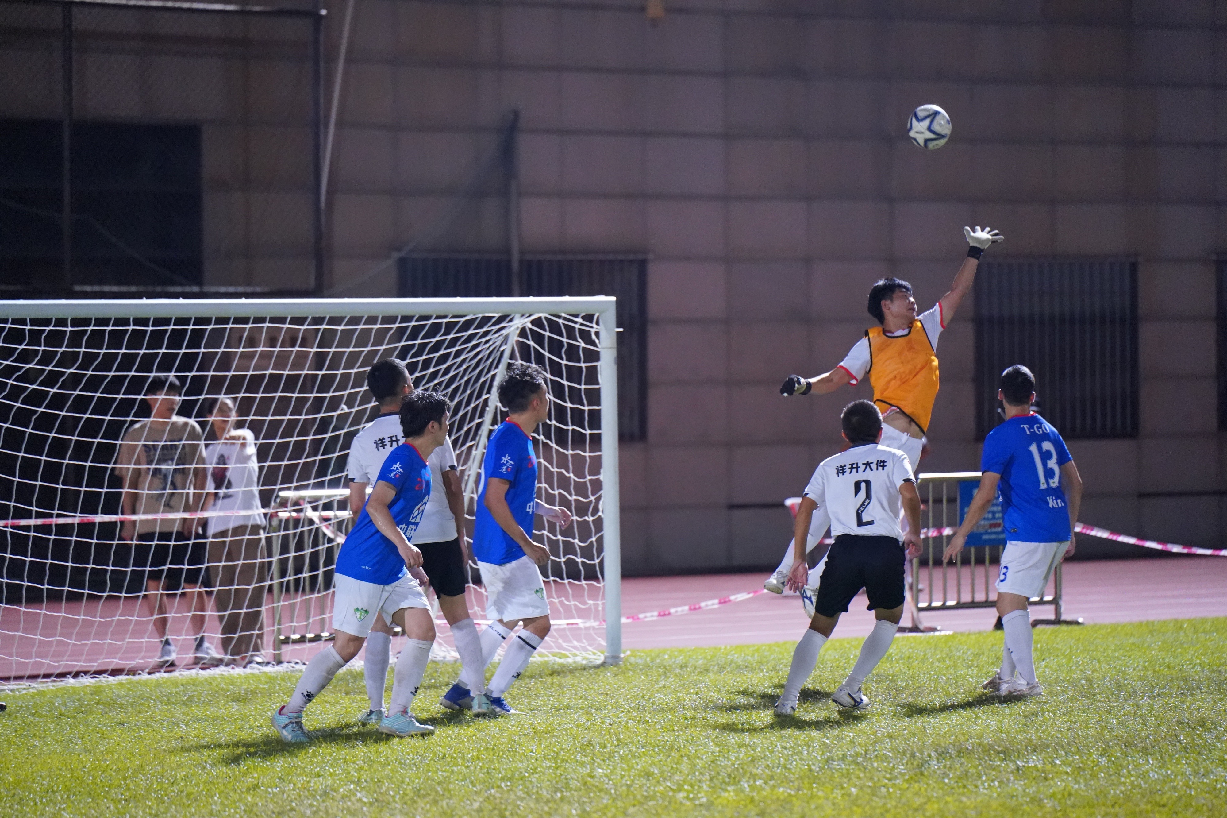 包含一场惊心动魄的足球比赛，在场球迷欢呼不已的词条