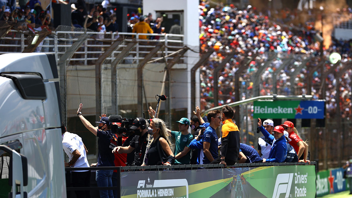 包含一场惊心动魄的足球比赛，在场球迷欢呼不已的词条