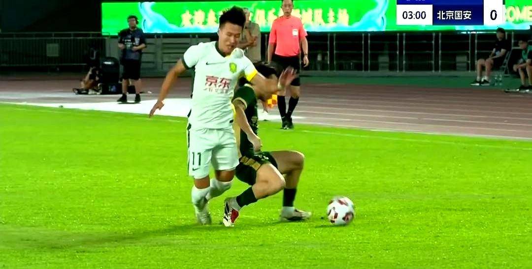 比赛中爆发红牌战，两队硬仗难解