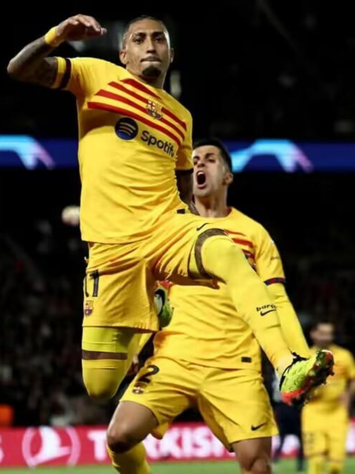 老鹰战胜黄蜂,演绎惊心动魄的胜利之战 老鹰战胜黄蜂,演绎惊心动魄的胜利之战