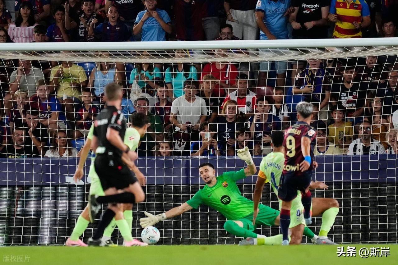 巴萨球员冷静面对逆境，成功逆转比赛！