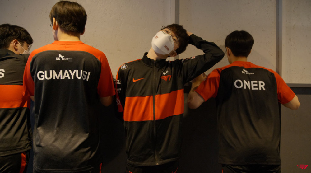 FNC翻盘BRO，Faker操刀奇招英雄翻盘激烈交锋四强赛，留下经典瞬间的简单介绍