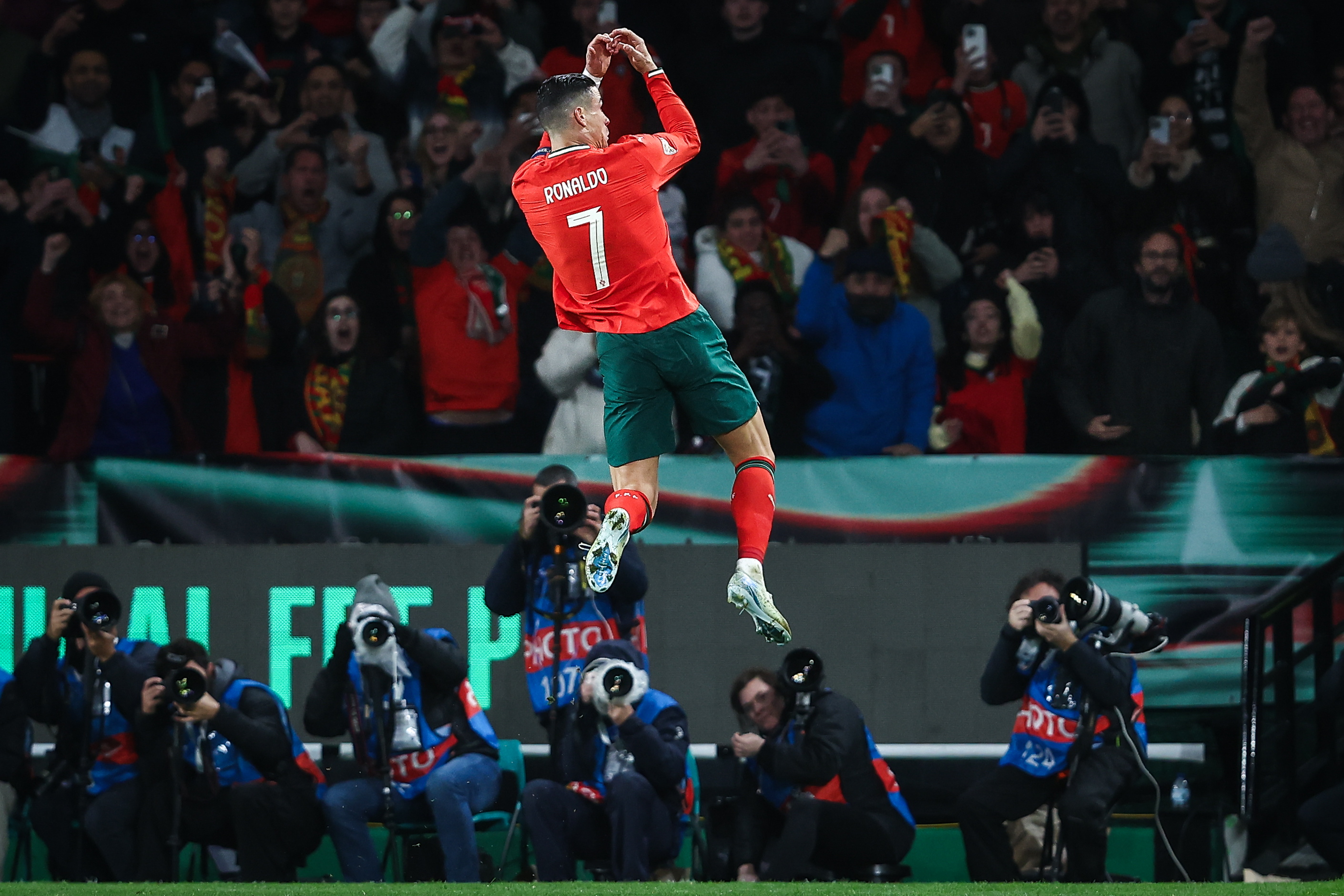 包含葡萄牙血洗巴黎，范佩西关键制胜的词条